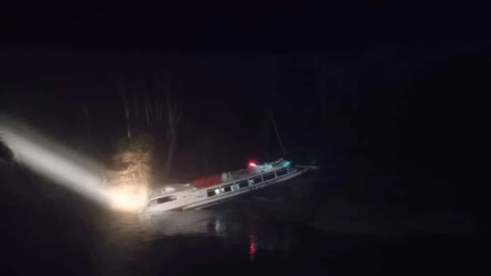 Fumaça no Rio Solimões causa acidente com lancha em Codajás