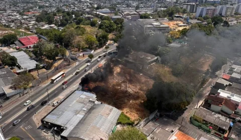 Condutores registram incêndio em terreno no bairro Aleixo; veja