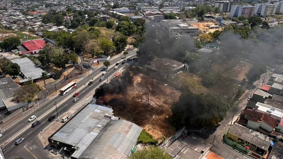 Condutores registram incêndio em terreno no bairro Aleixo; veja