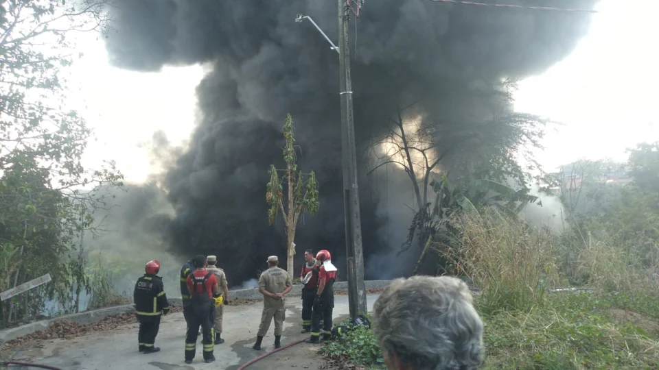 Incêndio criminoso ameaça destruição de casas no Conj. Jardim Mauá; Veja vídeo
