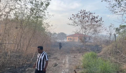 Incêndio em terreno particular na comunidade Mãe Divina