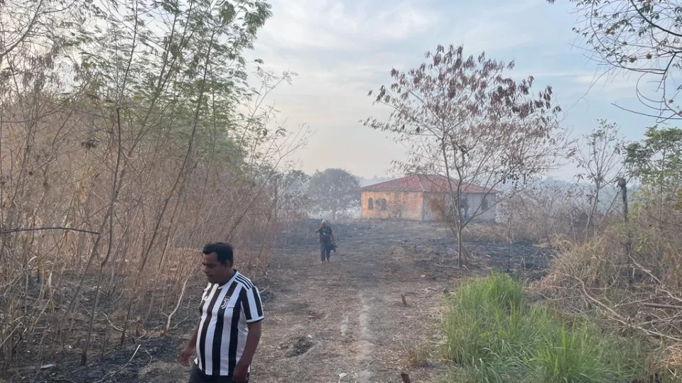 Incêndio em terreno particular na comunidade Mãe Divina