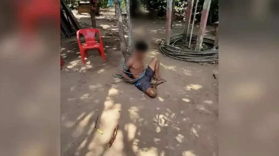 Homem é capturado por moradores e amarrado em árvore após decepar mão de idoso 