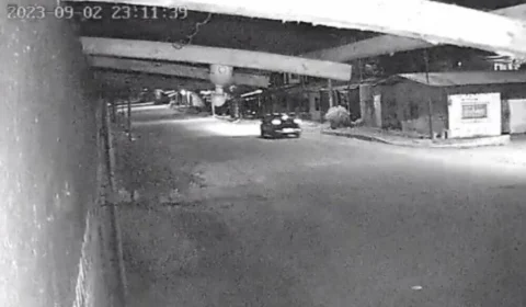 Bandidos esquecem de lançar granada e artefato explode no carro; Veja vídeo