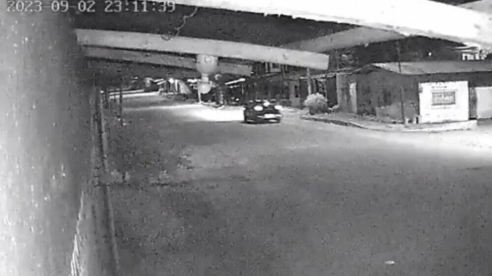 Bandidos esquecem de lançar granada e artefato explode no carro; Veja vídeo