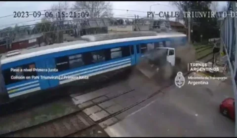 Trem atinge caminhão que não conseguiu atravessar o trilho a tempo; Veja vídeo