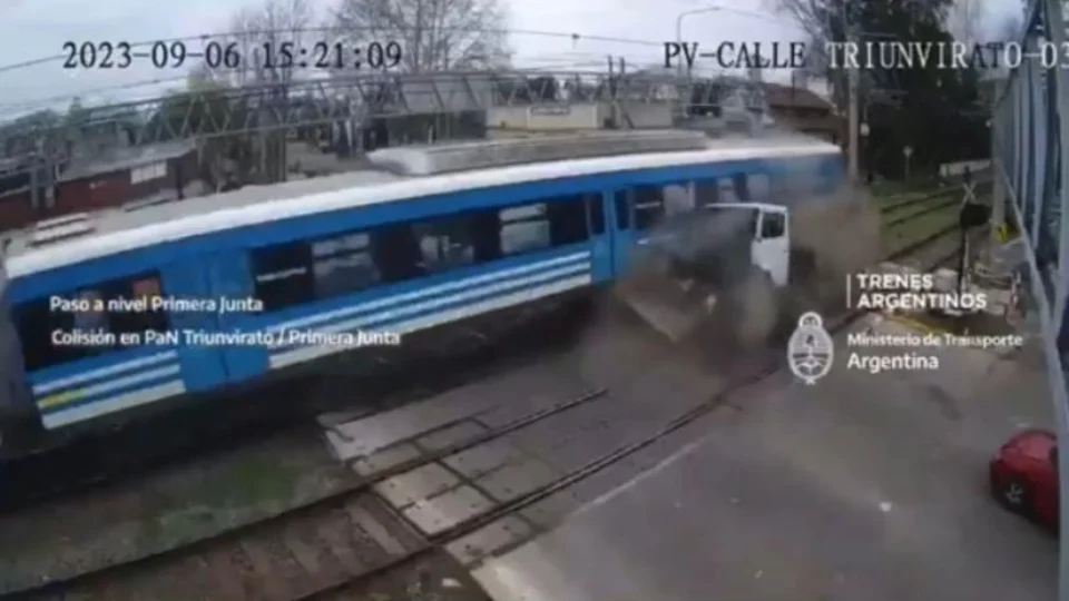 Trem atinge caminhão que não conseguiu atravessar o trilho a tempo; Veja vídeo
