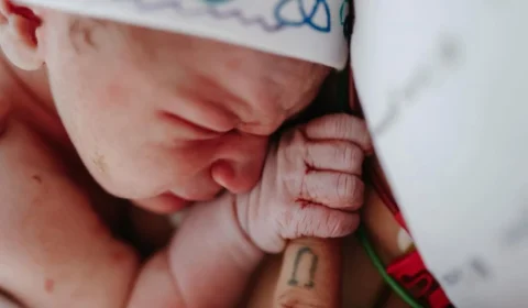 Tentativa de parto normal de esposa de Toguro resulta em hemorragia