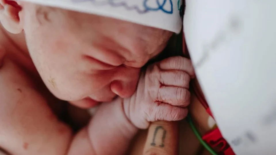 Tentativa de parto normal de esposa de Toguro resulta em hemorragia