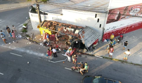 Motorista perde controle e destrói lanche na Cidade Nova; Veja Vídeo