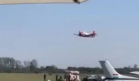 Avião cai ao lado de carro em show aéreo na Hungria; Veja vídeo