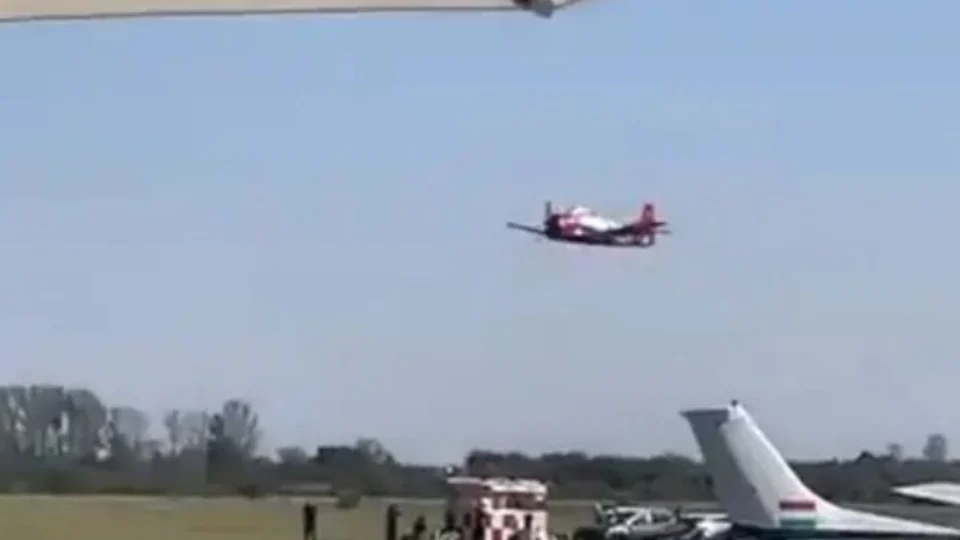 Avião cai ao lado de carro em show aéreo na Hungria; Veja vídeo
