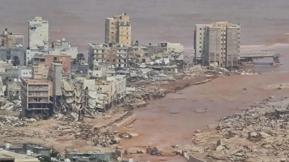 Chuvas fortes deixam pelo menos 2 mil mortos na Líbia; Veja vídeo