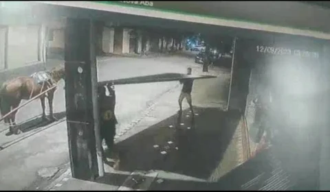 Dupla leva portões de prédio em ação de 1 minuto; Veja vídeo