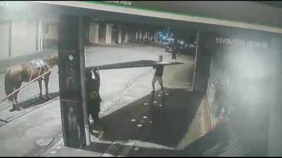 Dupla leva portões de prédio em ação de 1 minuto; Veja vídeo