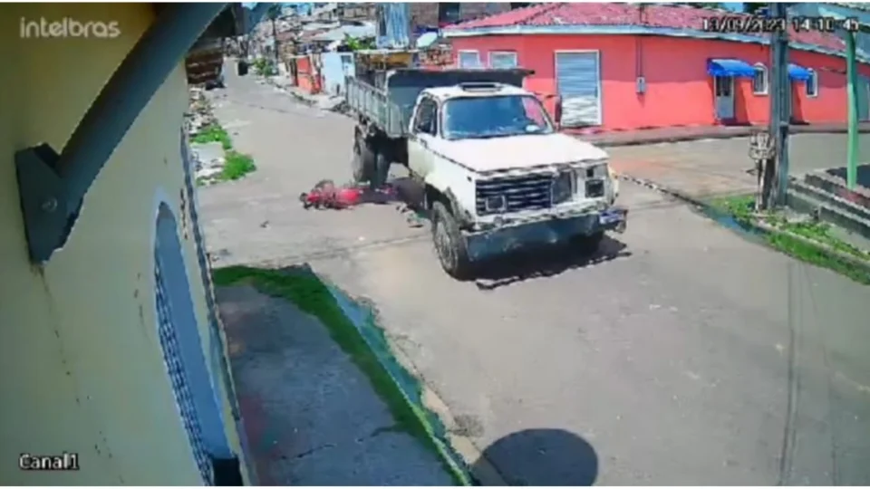 Adolescente de 15 anos sobrevive após colisão com caminhão em Manacapuru; Veja vídeo