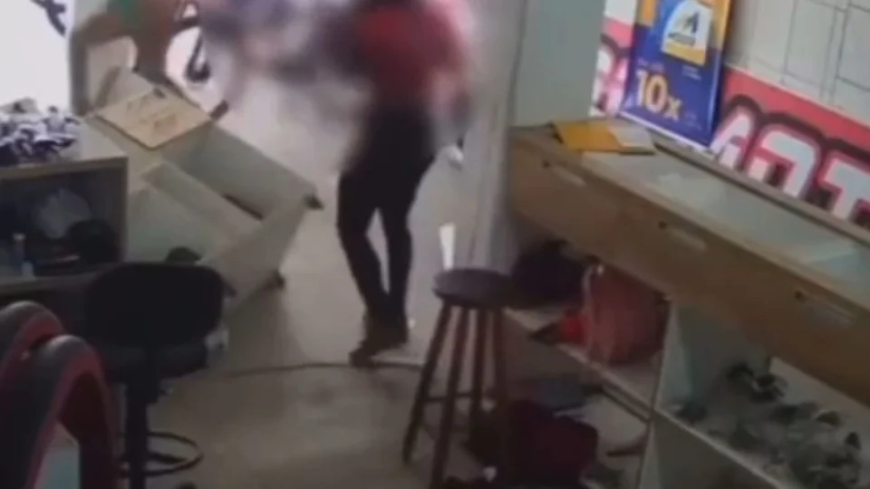 Funcionária de loja de bicicletas enfrenta ladrão em luta corporal em Catu, na RMS; Veja vídeo