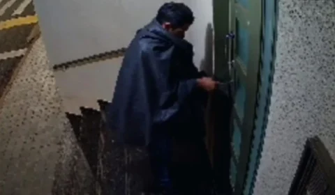 Homem se disfarça de lixo para invadir apartamento; Veja vídeo