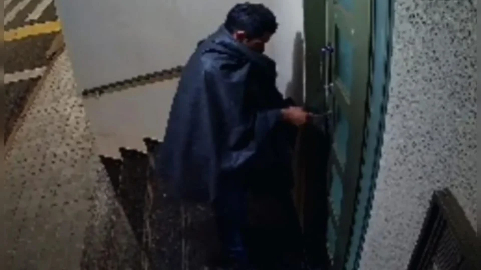 Homem se disfarça de lixo para invadir apartamento; Veja vídeo