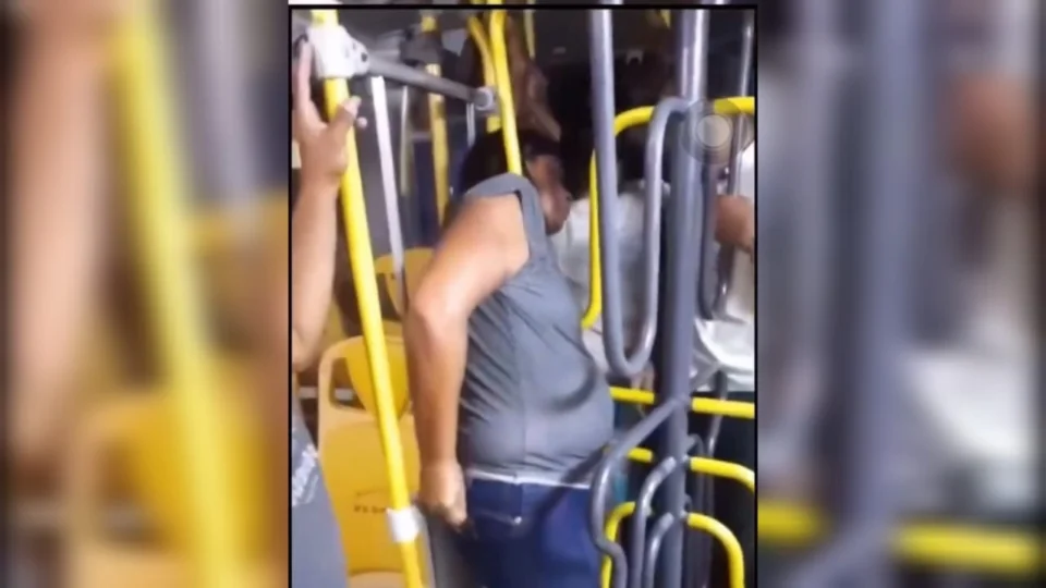 Mulher fica com a cabeça presa na catraca de um ônibus em Pernambuco; Veja vídeo