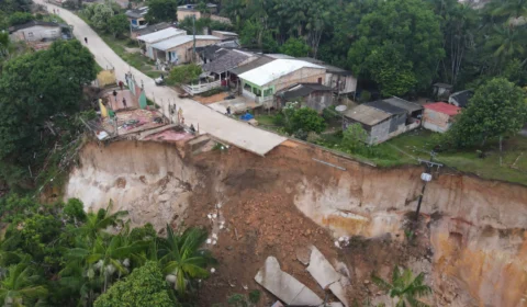 Em Manicoré, barranco desmorona e rua com casas são destruídas; Veja as fotos