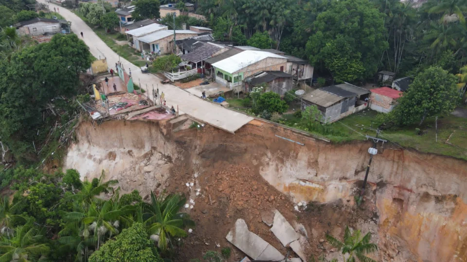 Em Manicoré, barranco desmorona e rua com casas são destruídas; Veja as fotos