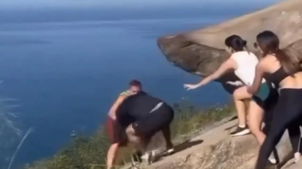 VEJA VÍDEO: demora para registrar foto termina em pancadaria