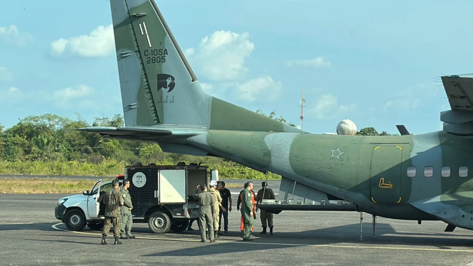 Corpos das vítimas de acidente aéreo em Barcelos chegam a Manaus
