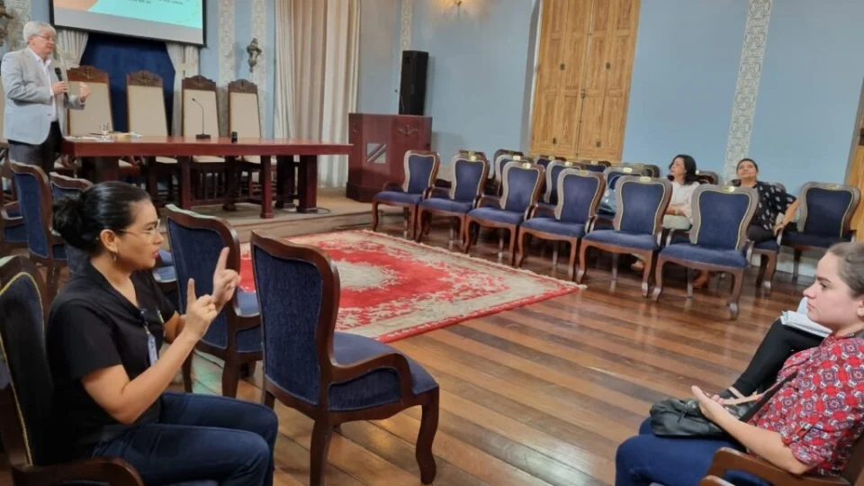 UEA divulga inscrições para 200 vagas no curso de Libras