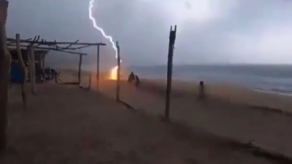 Duas pessoas morrem após serem atingidas por raio no México; Veja vídeo