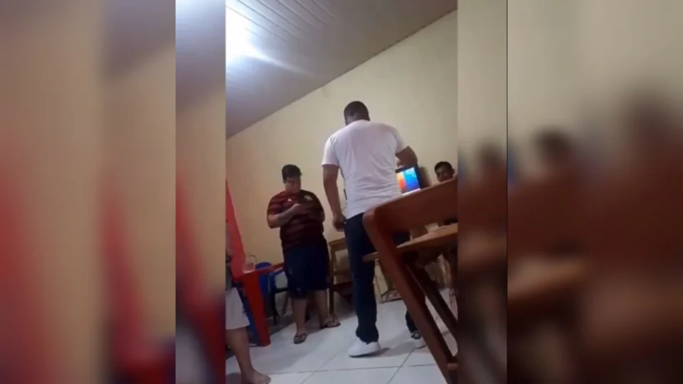 Gerente de restaurante em Manaus agride motoboy; Veja vídeo