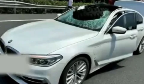 Pneu escapa de caminhão em rodovia e atinge BMW na China; Veja vídeo