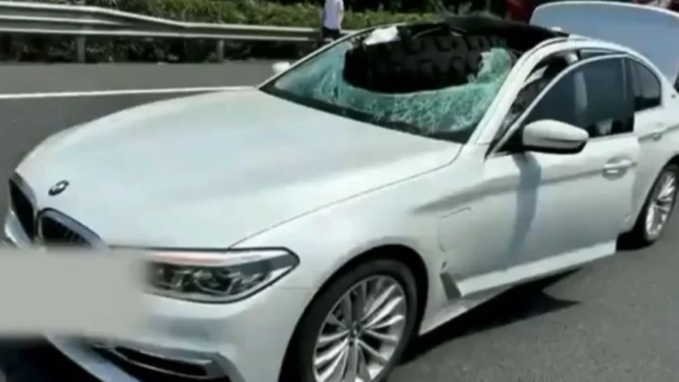 Pneu escapa de caminhão em rodovia e atinge BMW na China; Veja vídeo