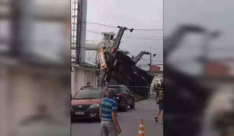 Torre de telefone cai em 8 casas e deixa 28 desalojados em SP; Veja vídeo