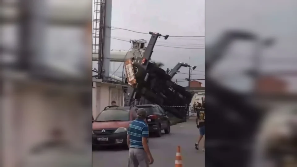 Torre de telefone cai em 8 casas e deixa 28 desalojados em SP; Veja vídeo