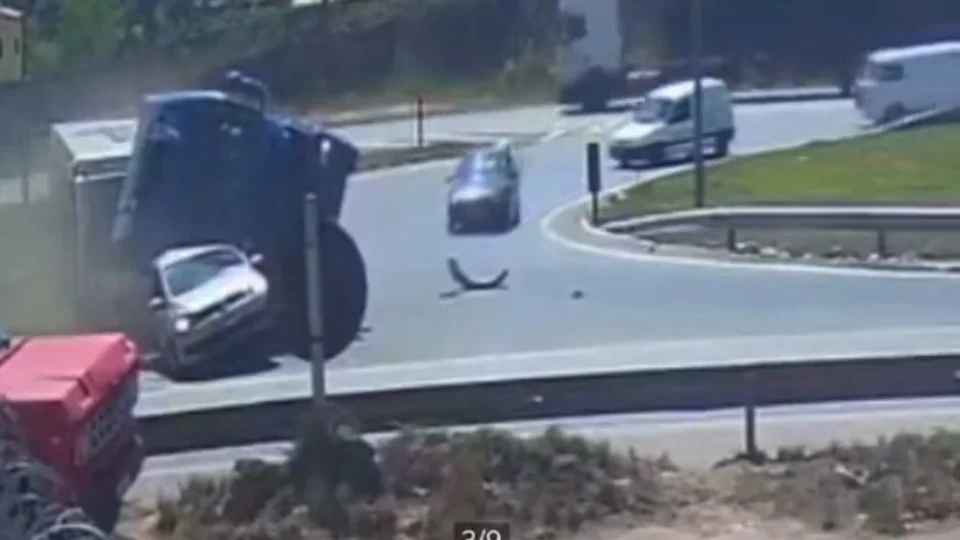 Caminhão tomba e atinge carro de passeio na Grande BH; Veja vídeo