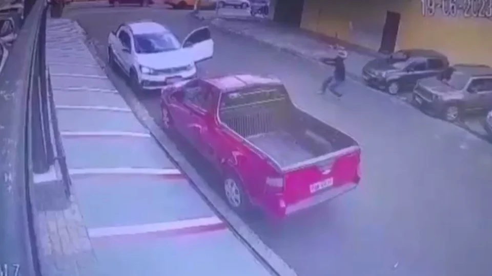 Pistoleiro falha ao tentar matar empresário em Manaus; Veja vídeo