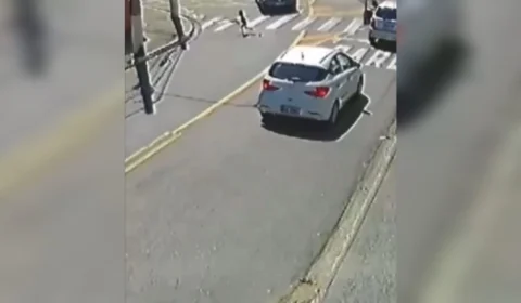 Criança cai de carro em movimento no meio de cruzamento em SP; Veja vídeo