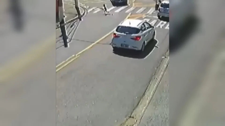 Criança cai de carro em movimento no meio de cruzamento em SP; Veja vídeo