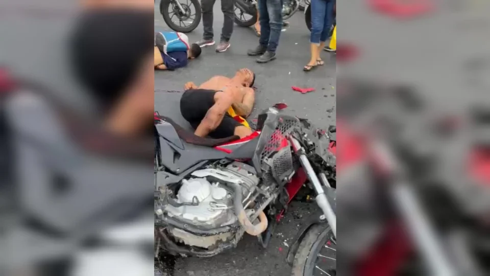 Acidente de trânsito deixa duas pessoas em grave estado, em Manaus; Veja vídeo