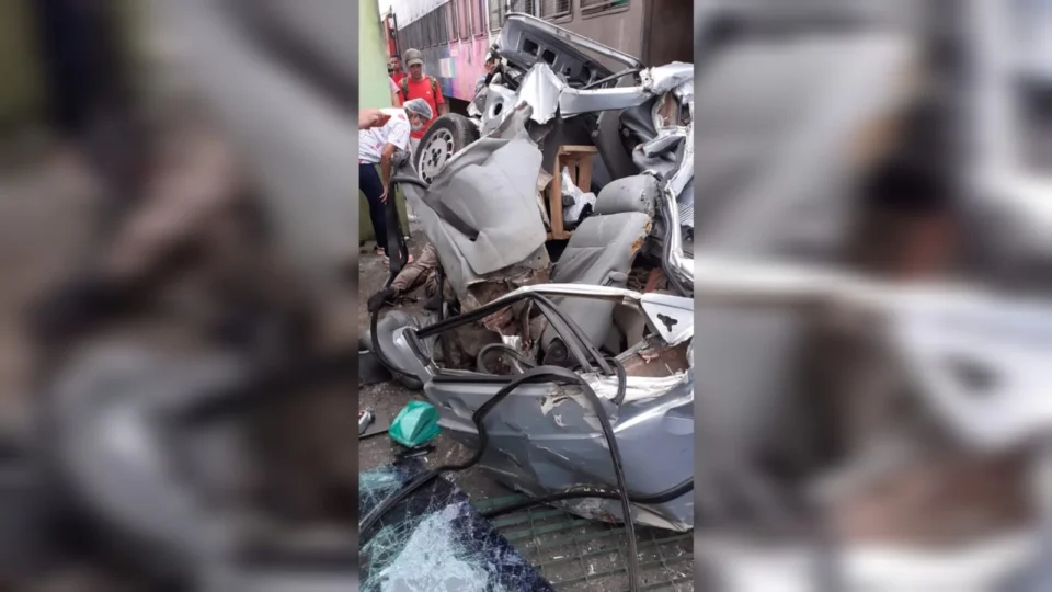 Condutor do veículo esmagado por trem morre no hospital após acidente