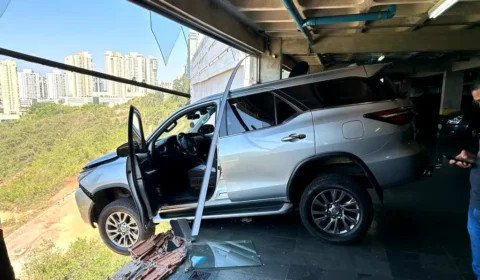 Hilux quebra muro de garagem e fica pendurada em condomínio de Nova Lima; Veja vídeo