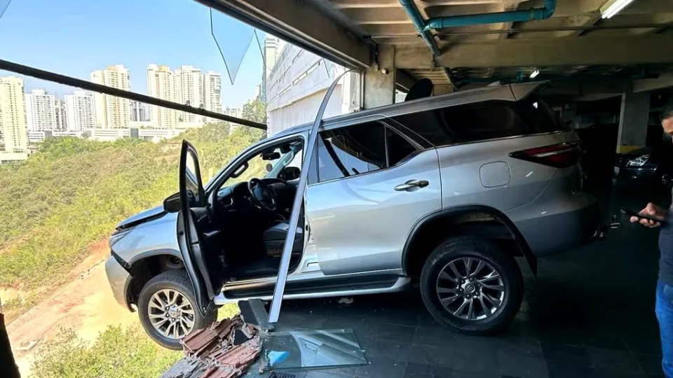 Hilux quebra muro de garagem e fica pendurada em condomínio de Nova Lima; Veja vídeo