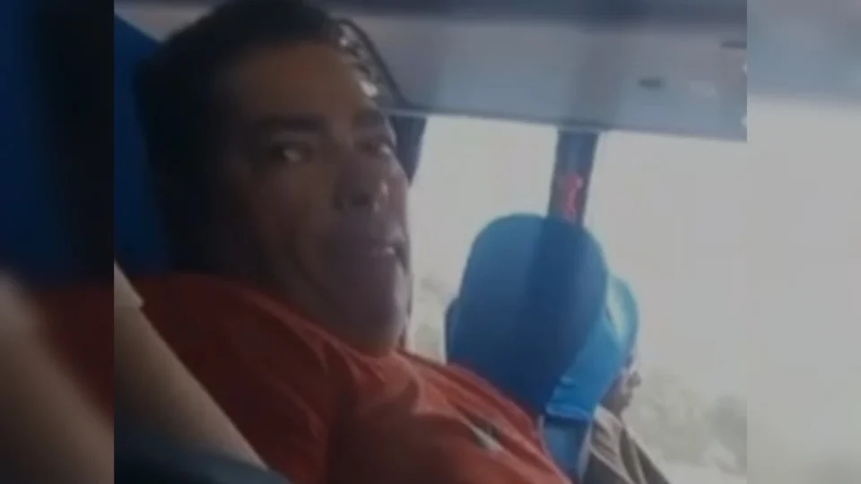Mulher finge estar dormindo e grava importunação sexual em ônibus; Veja vídeo