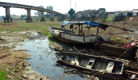 Seca do Rio Negro faz Manaus decretar situação de emergência
