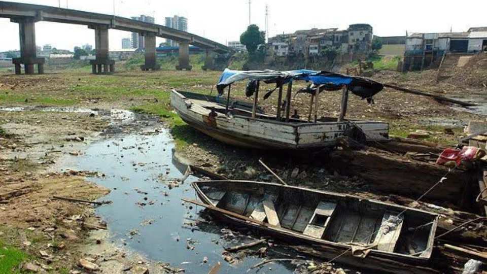 Seca do Rio Negro faz Manaus decretar situação de emergência