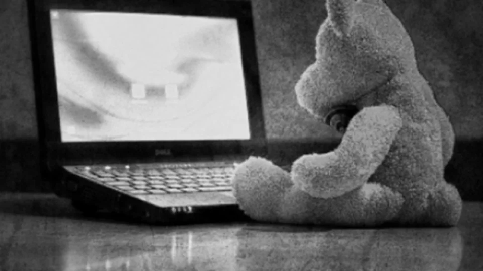 Pedófilo é preso após fingir ser uma menina para pedir imagens inapropriadas de crianças