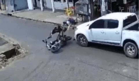 VEJA VÍDEO: carro atinge motocicleta e criança vai parar dentro de bueiro em Manaus