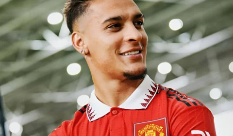 Manchester United anuncia afastamento de Antony por tempo indeterminado após jogador ser acusado de violência doméstica por ex-namorada 