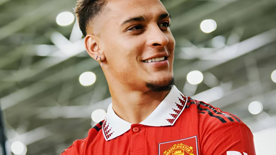 Manchester United anuncia afastamento de Antony por tempo indeterminado após jogador ser acusado de violência doméstica por ex-namorada 